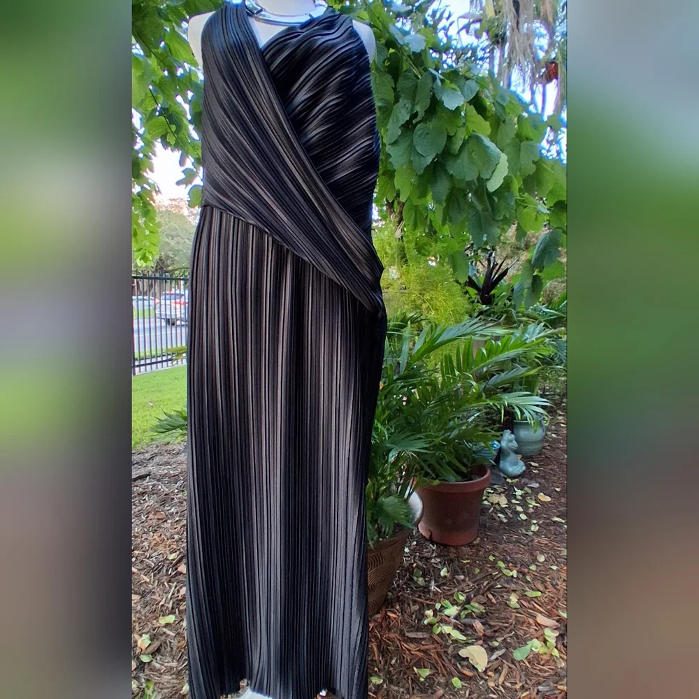 🔥ASOS DRAPED Black PLISSE HALTER Maxi Dress Size 10 EUC - Picture 5 of 12